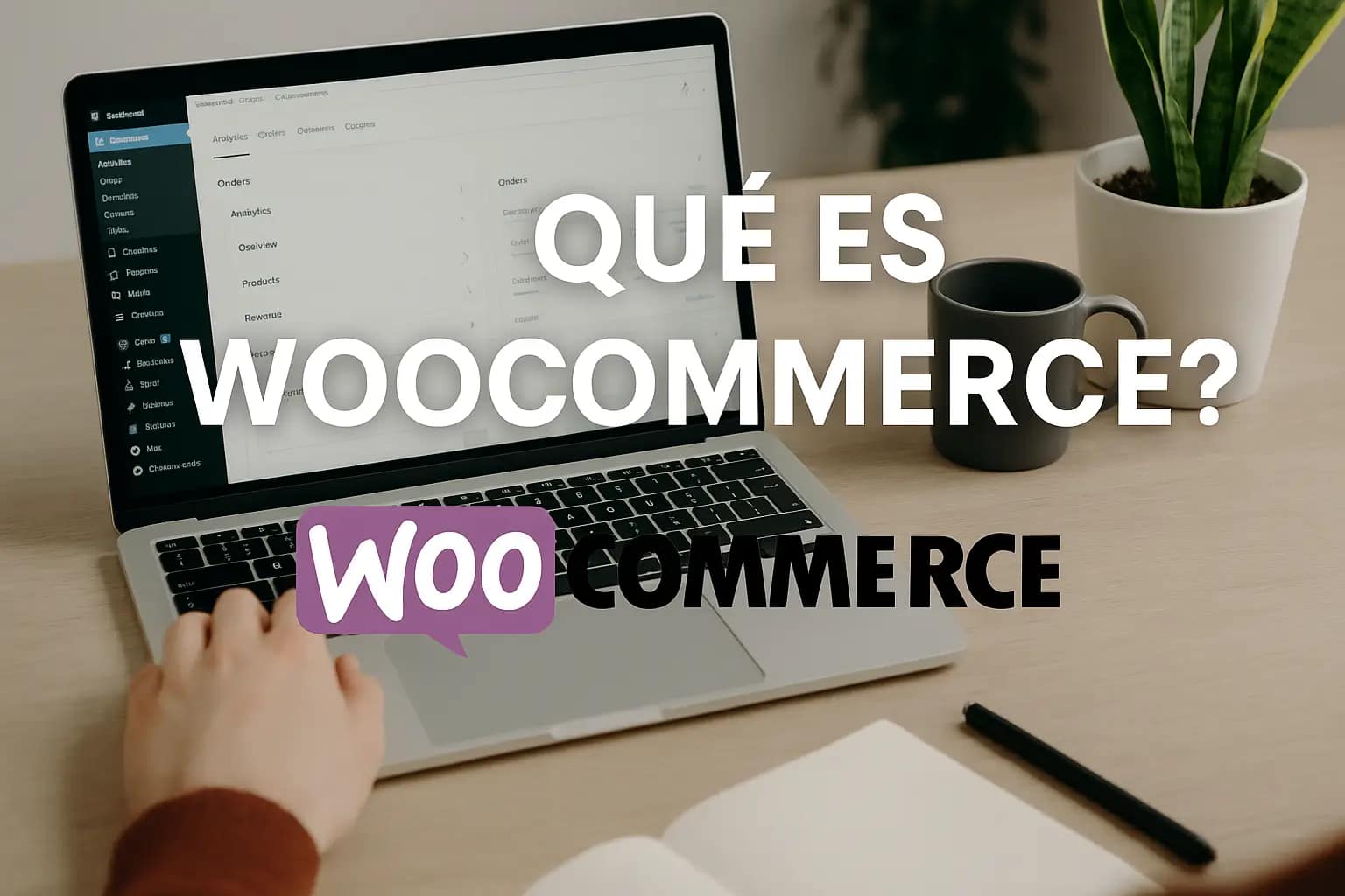 ¿Qué es WooCommerce? La guía más completa para entender cómo vender con WordPress 1 Laptop mostrando el panel de WooCommerce en WordPress, con elementos de oficina y la frase 'Qué es WooCommerce' en pantalla